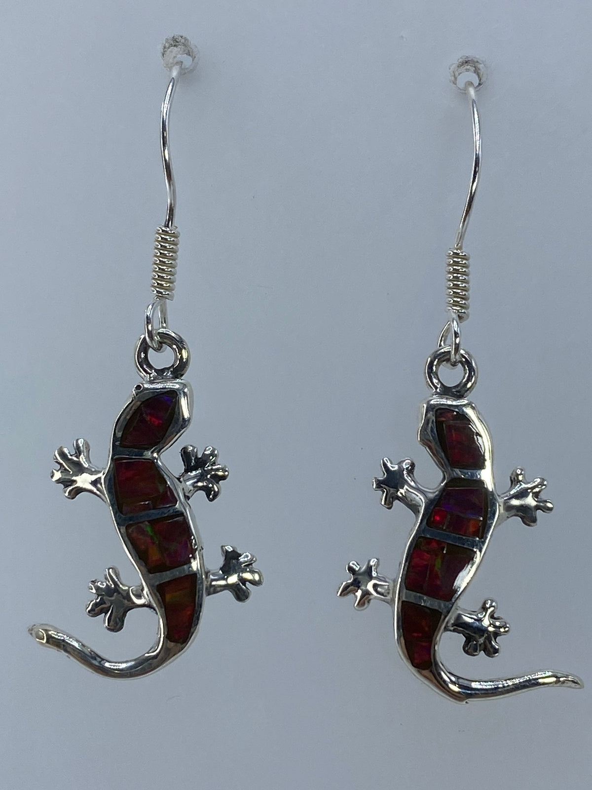 Par de aretes lagarto de plata 950 con ópalo de fuego multicolor, colgando de ganchos de plata