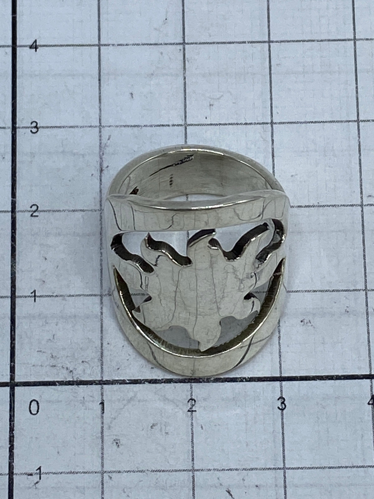 Anillo sobre fondo blanco mostrando el Quinto 925