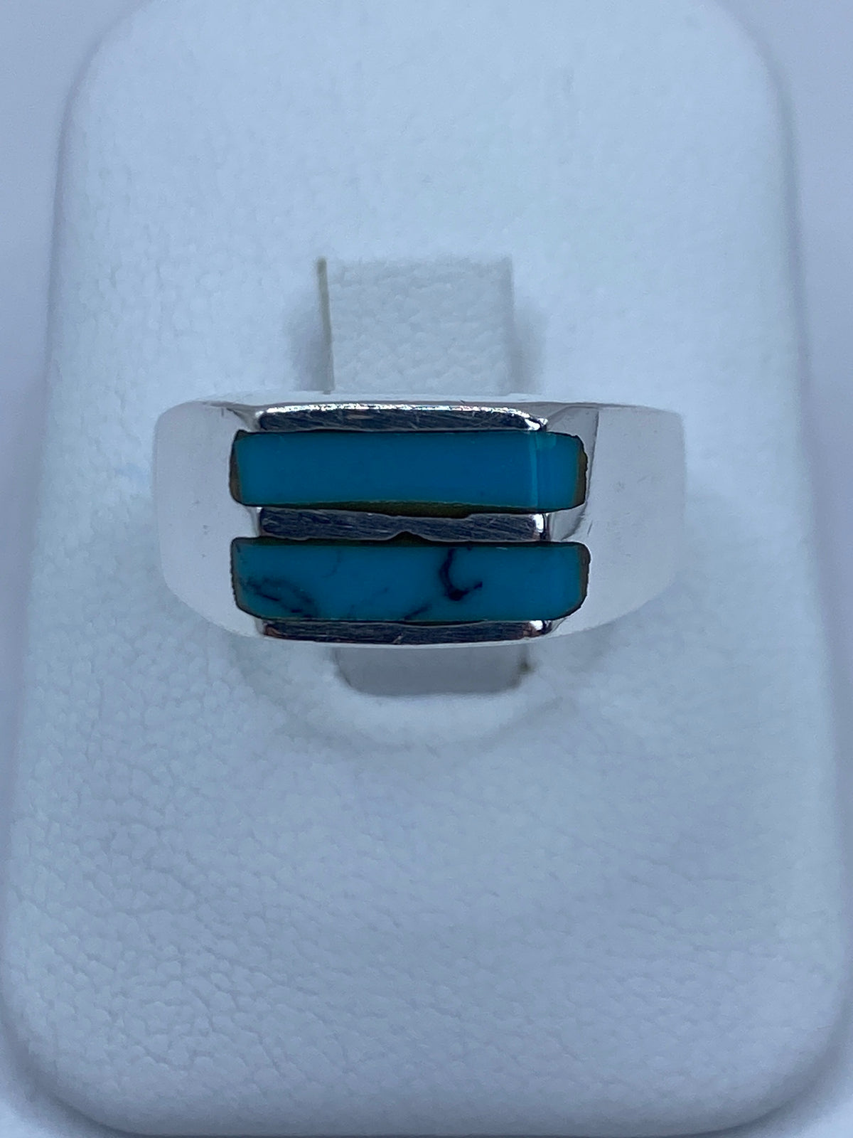 Anillo de plata con turquesa azul engastada en diseño geométrico, visto desde arriba