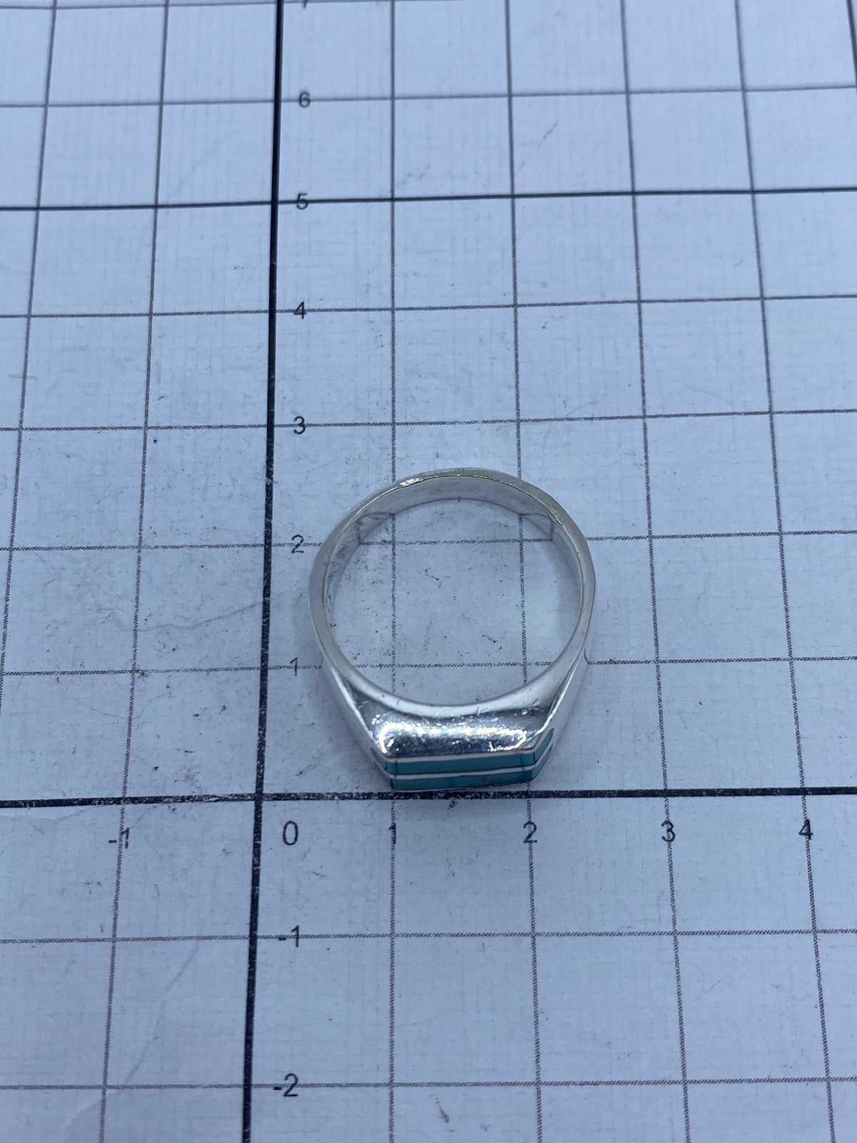 Anillo sobre fondo blanco con marca de Quinto 925 visible
