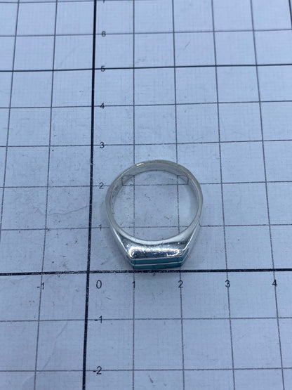 Anillo sobre fondo blanco con marca de Quinto 925 visible