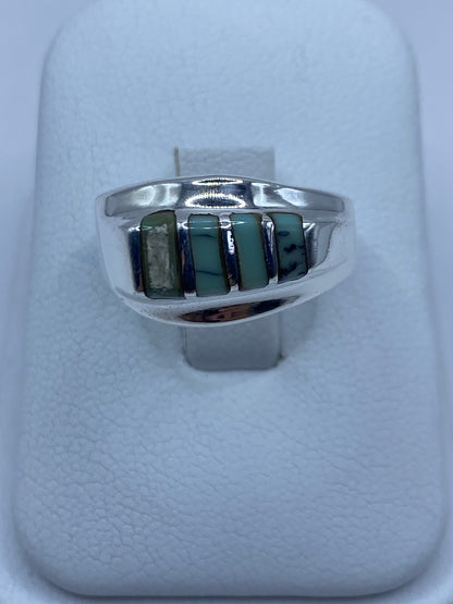 Anillo de plata con turquesa azul cielo engastada en la mano de una mujer