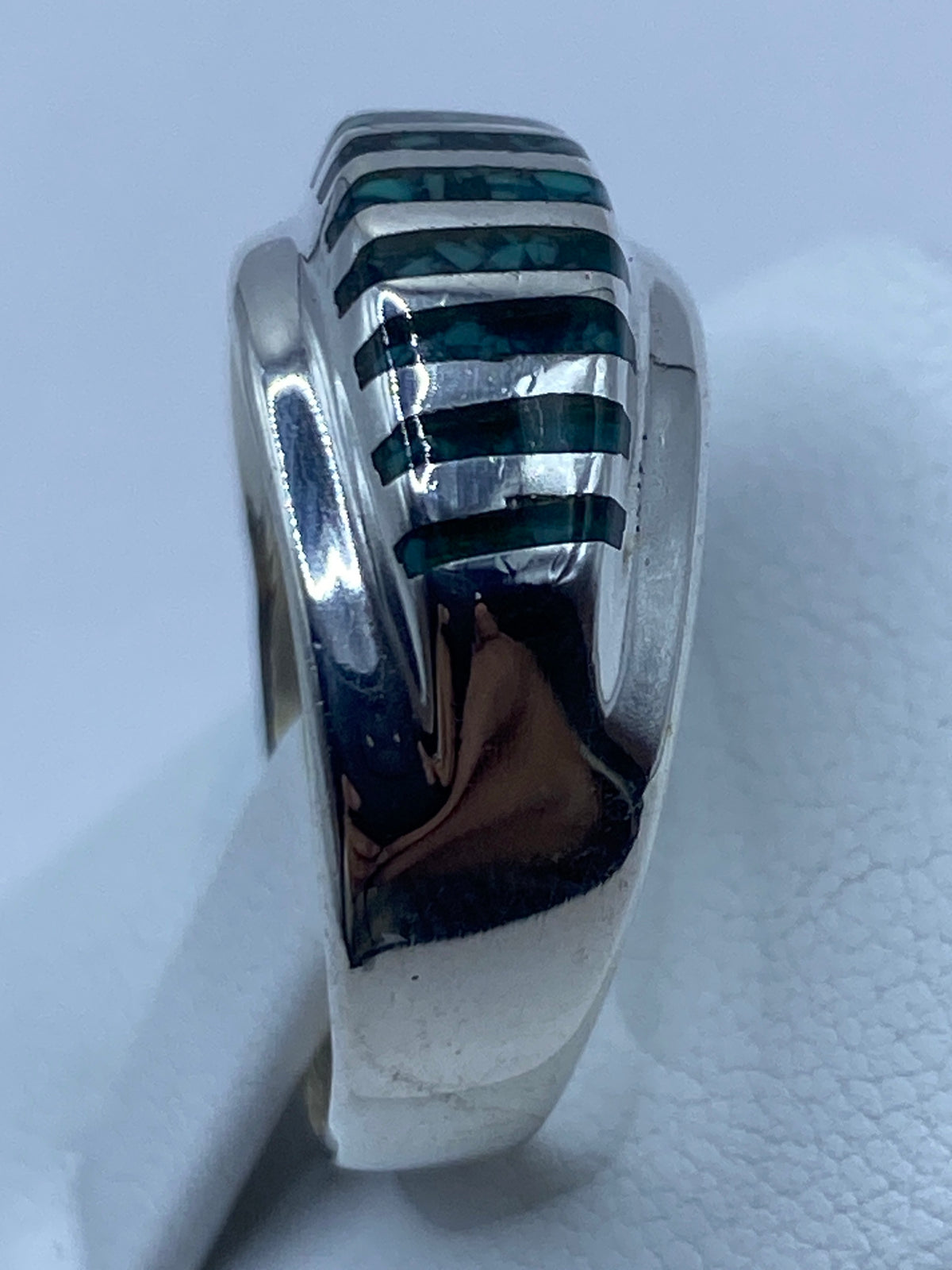 Anillo en la mano mostrando el color verdoso de la malaquita y azul cielo de la turquesa