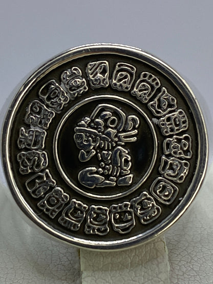 Anillo en la mano mostrando peso sustancial de 16 gramos