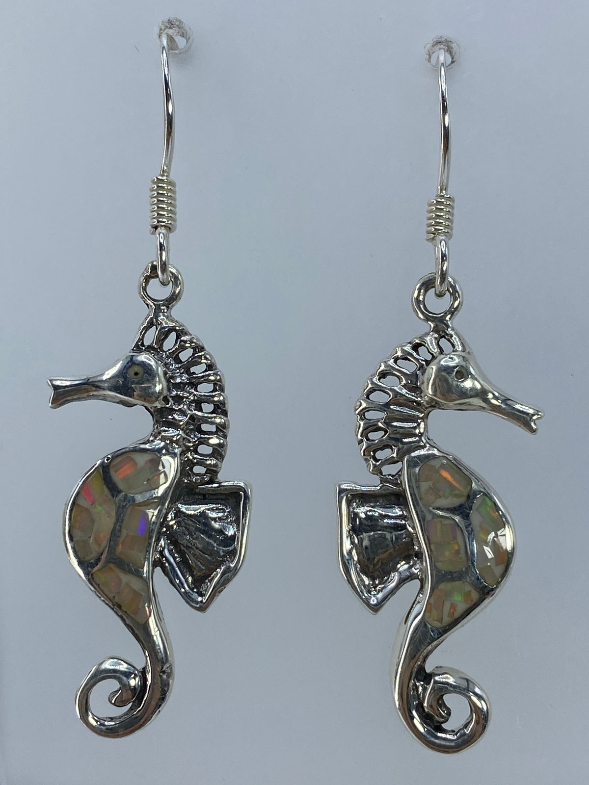 Par de aretes caballito de mar en plata 950 con ópalo de fuego multicolor, gancho de plata