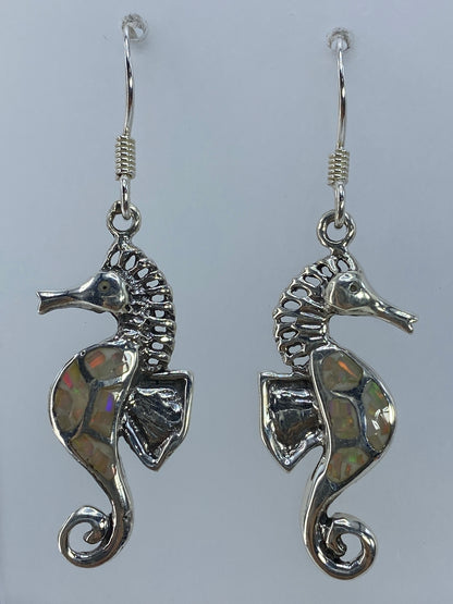 Par de aretes caballito de mar en plata 950 con ópalo de fuego multicolor, gancho de plata