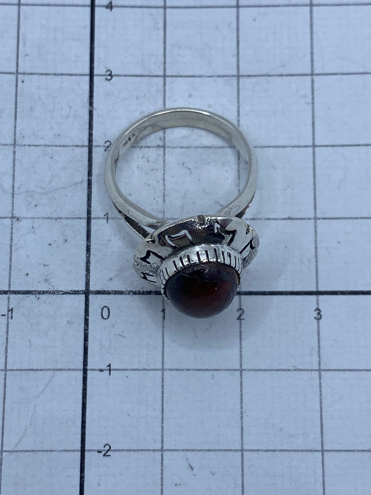 Anillo en dedo mostrando la escala real del ópalo y el acabado de plata