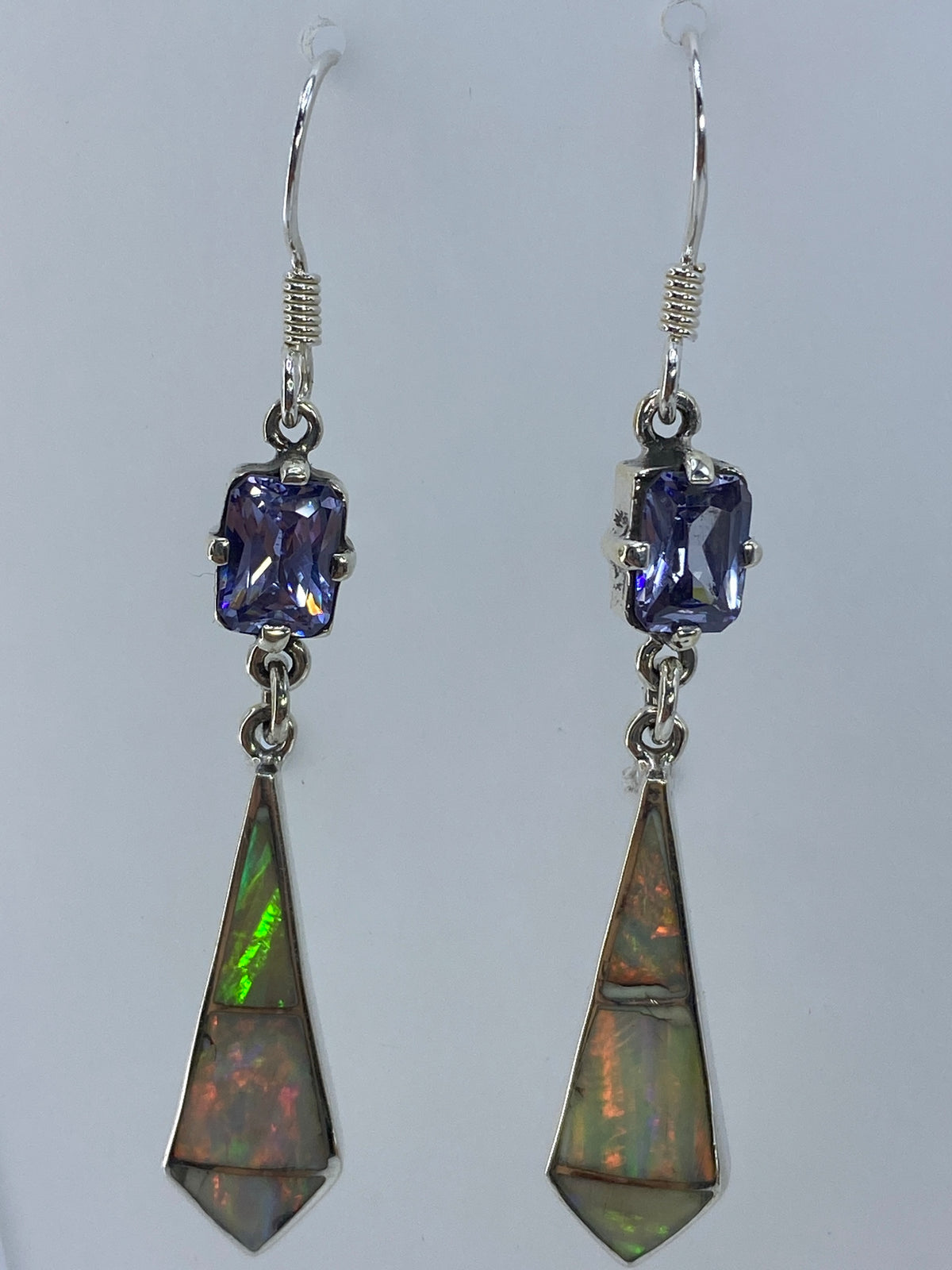 Detalle del engaste a mano en plata 950 mostrando la circonia azul facetada