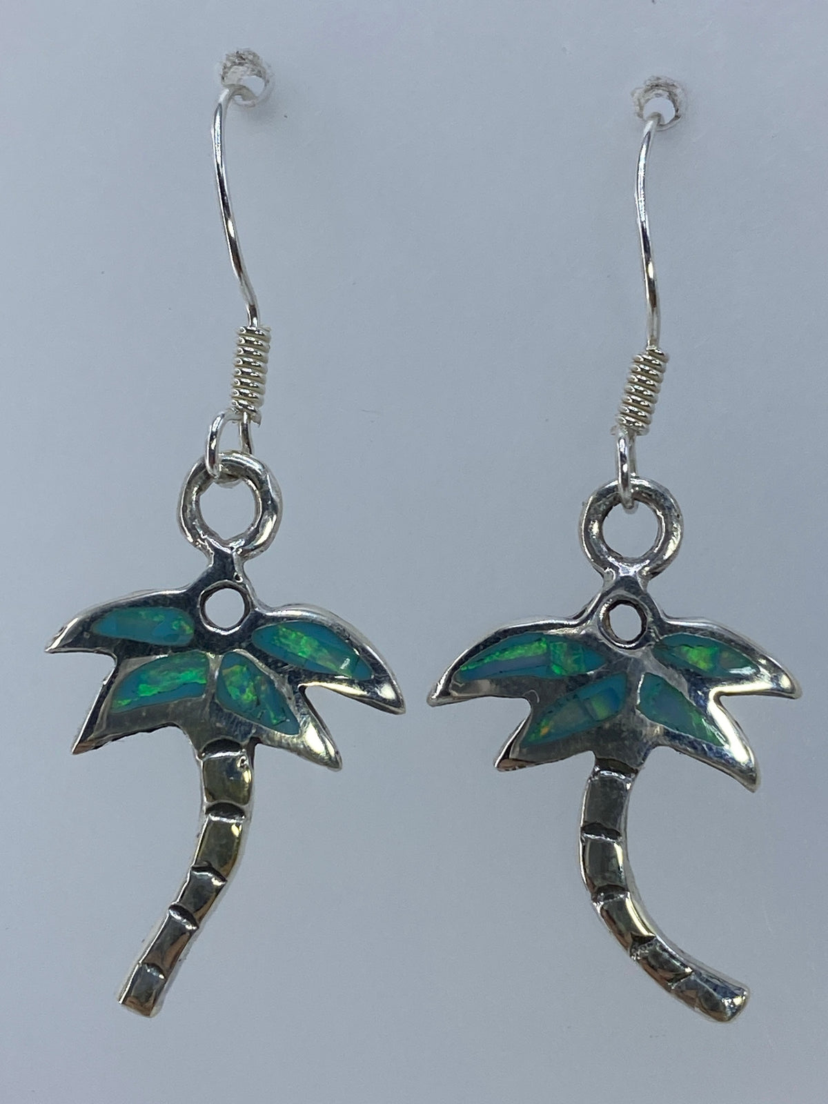 Aretes de frente mostrando el largo de 4 cm y el gancho de plata 950