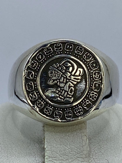 Anillo de plata 925 con Calendario Maya repujado en relieve circular