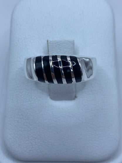 Anillo de plata 925 con franjas de ónix negro engastado, vista frontal sobre fondo blanco