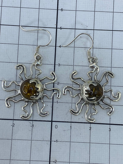 Aretes de sol sobre fondo blanco mostrando el Quinto 925 grabado
