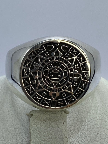Anillo de plata 925 con Calendario Azteca en relieve repujado, visto desde arriba