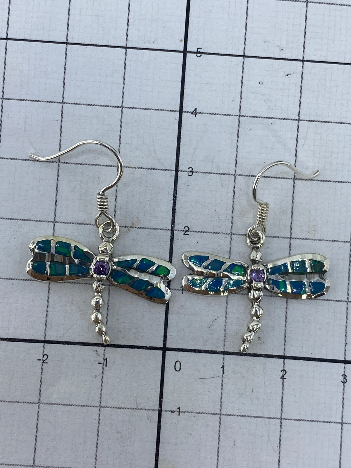 Aretes en forma de libélula con ganchos de plata, vista frontal