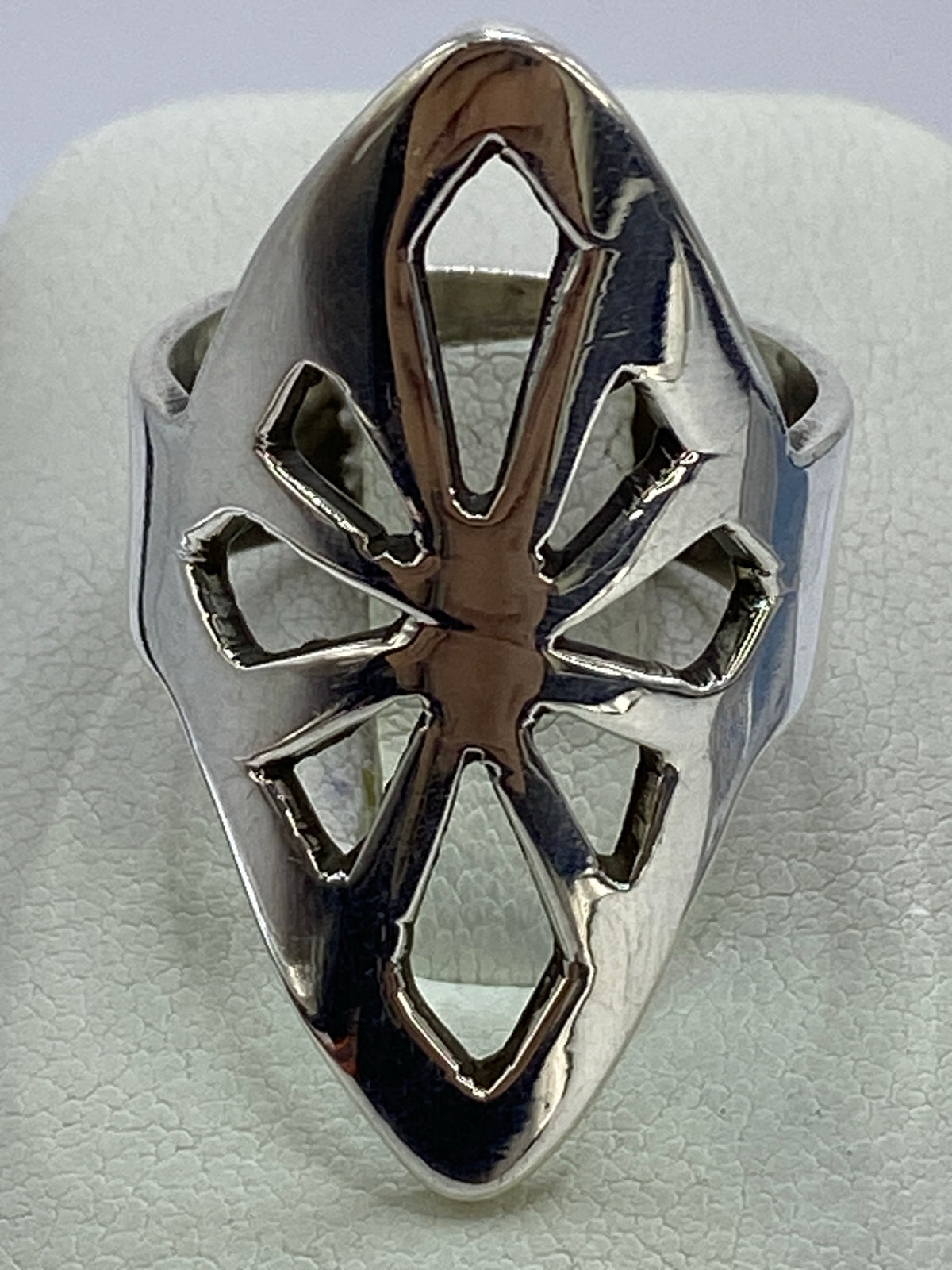 Anillo de plata calado con diseño geométrico abierto en plata 925