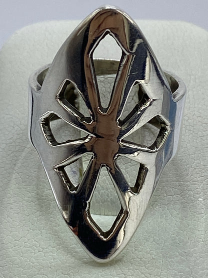 Anillo de plata calado con diseño geométrico abierto en plata 925