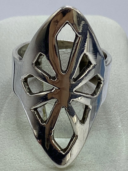 Detalle lateral del anillo que muestra el grosor y el acabado pulido