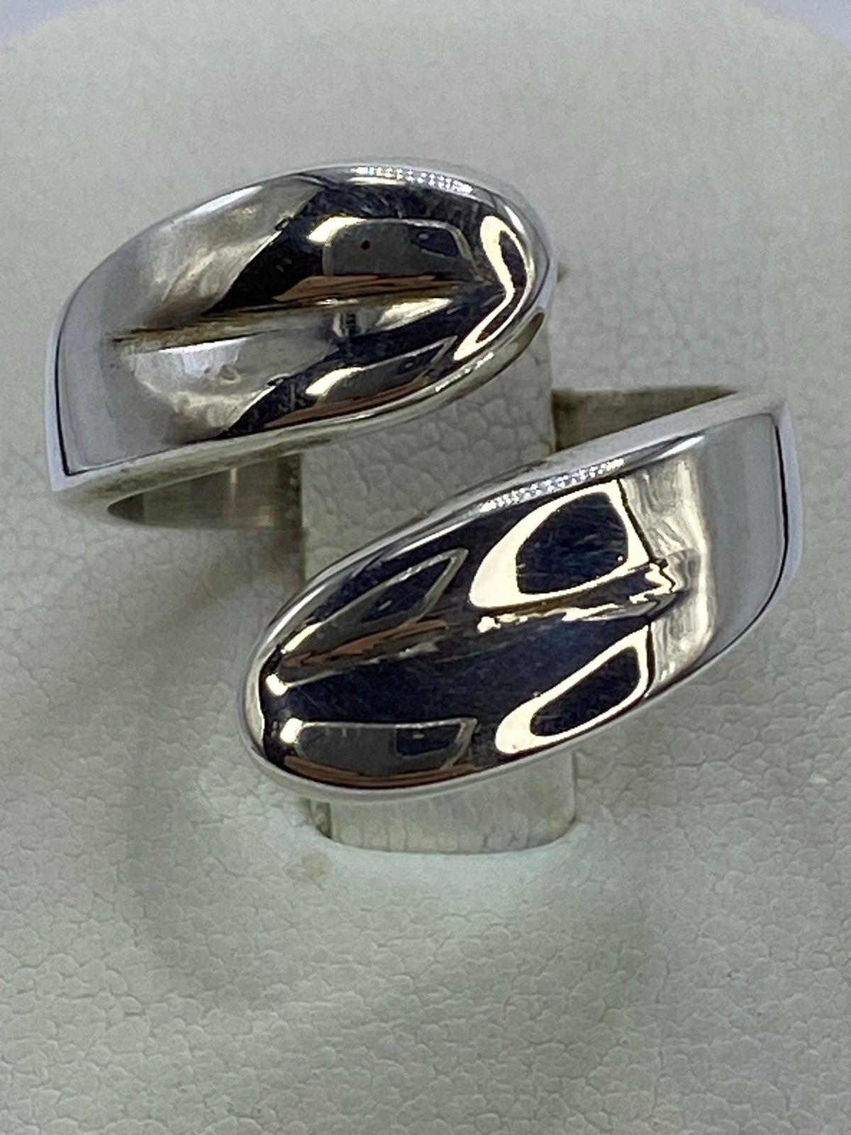 Anillo de plata calado, diseño geométrico abierto, en talla 9