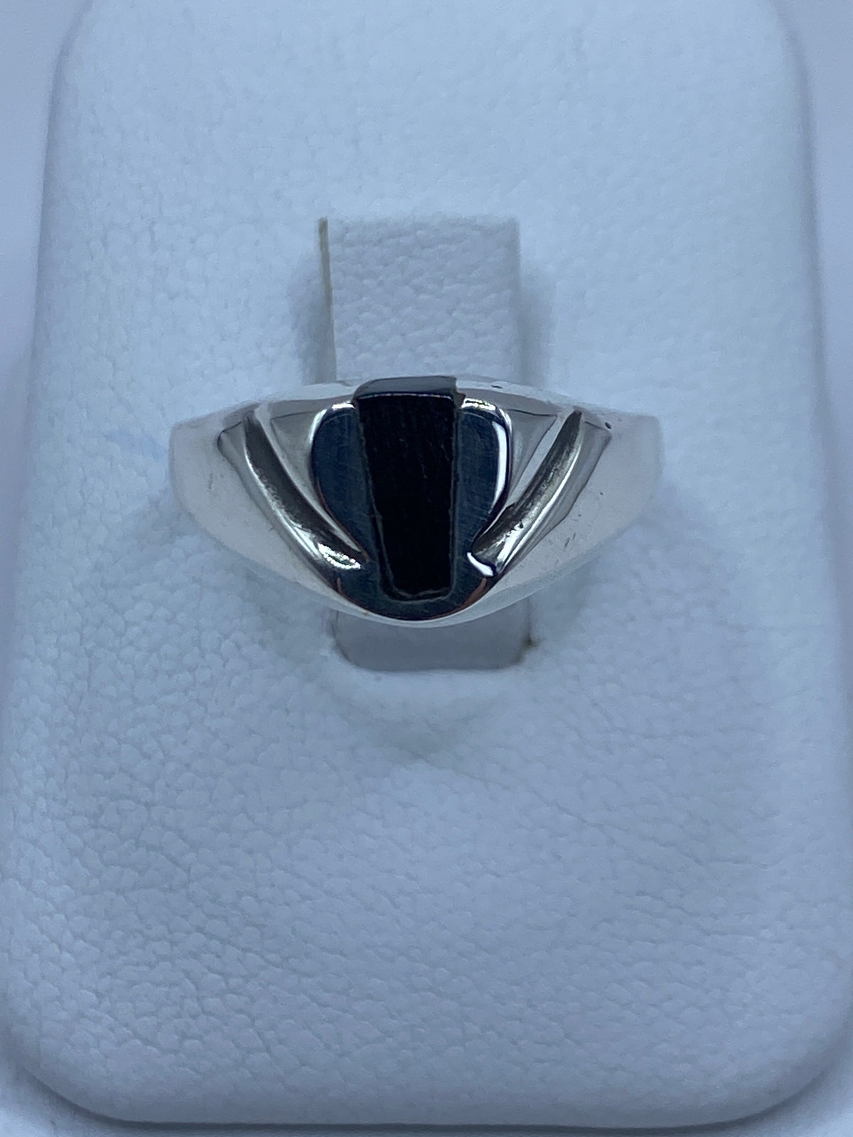 Anillo de plata 925 con ónix negro engastado, vista frontal en bloque blanco