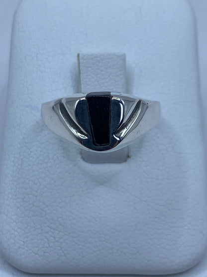 Anillo de plata 925 con ónix negro engastado, vista frontal en bloque blanco