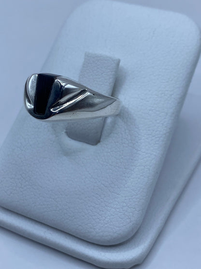 Lateral del anillo de plata mostrando la banda pulida y el engaste profundo del ónix