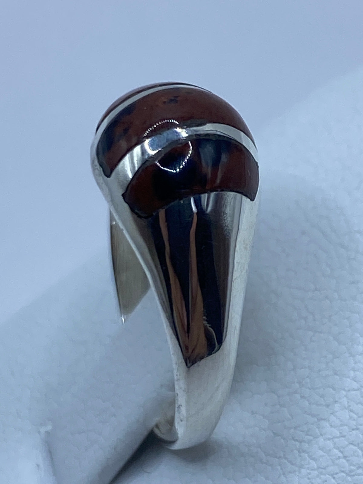 Detalle del engaste de plata y el brillo característico del Ojo de Tigre