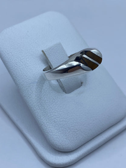 Vista lateral del anillo de plata minimalista con incrustacion de piedra