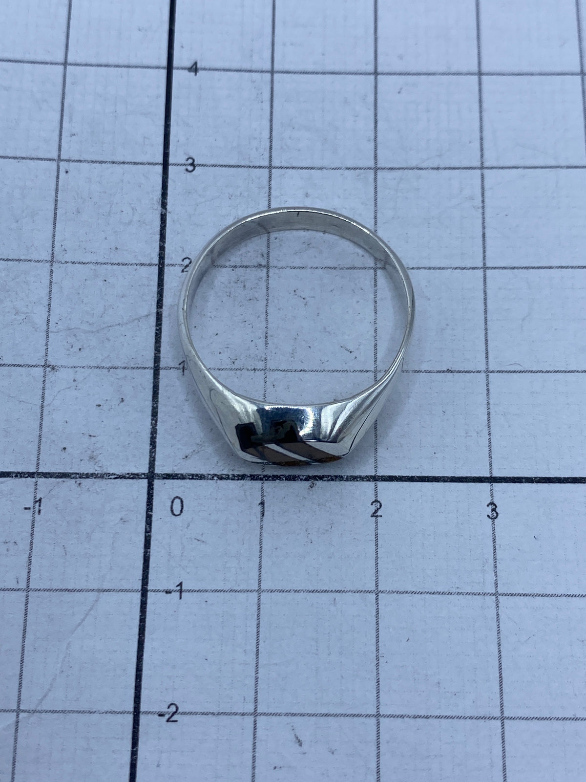 Anillo sobre fondo blanco mostrando el sello 925