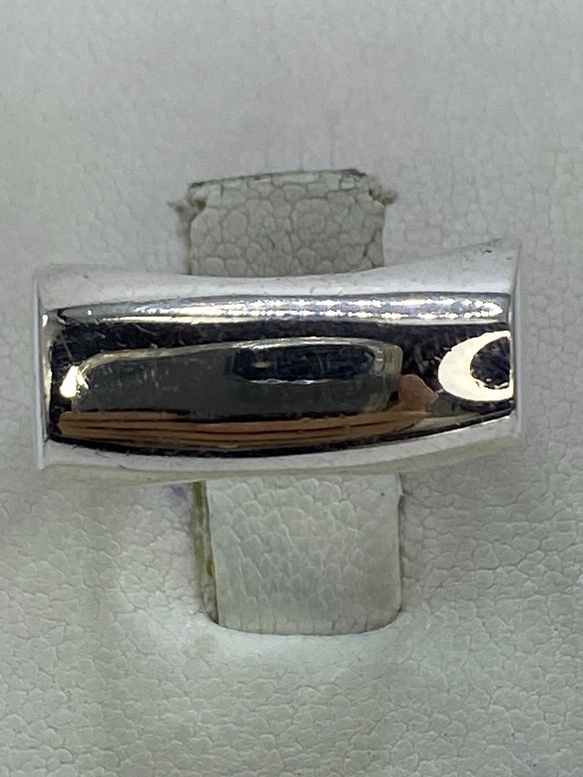 Anillo de plata calado macizo en talla 8, visto desde arriba en fondo blanco