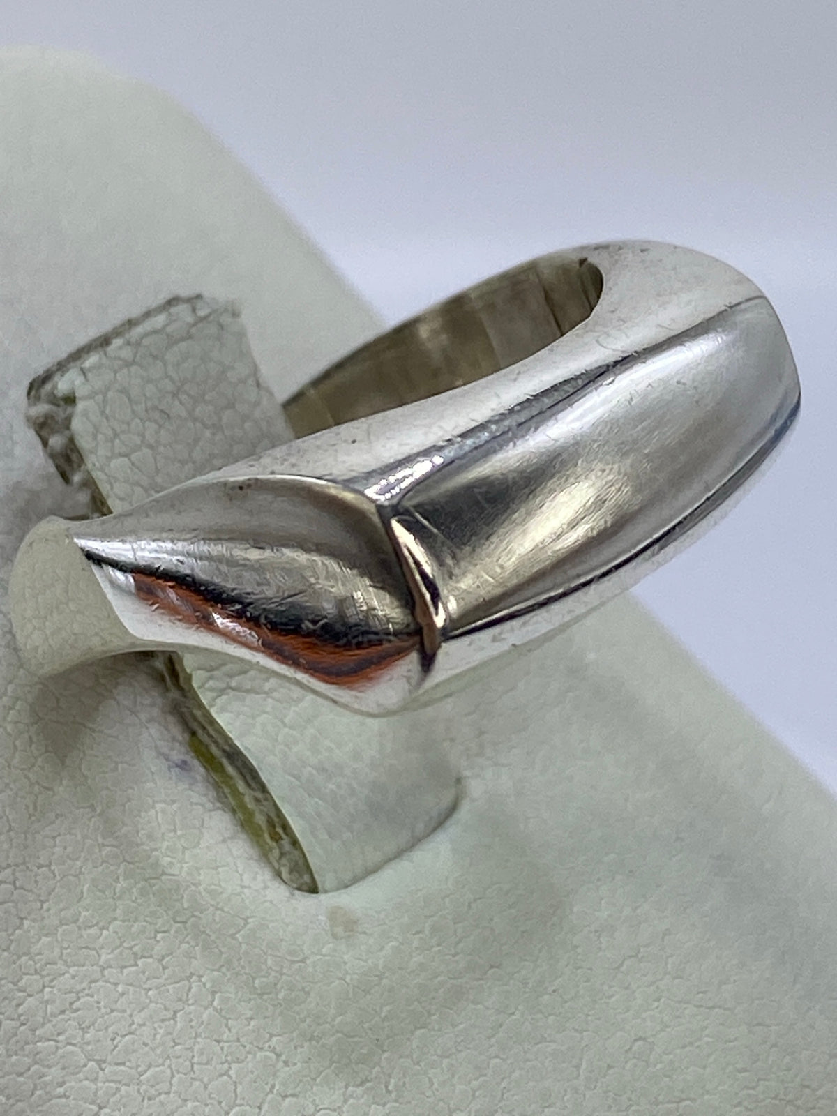 Vista lateral del anillo de calado mostrando el grosor y diseño cortado