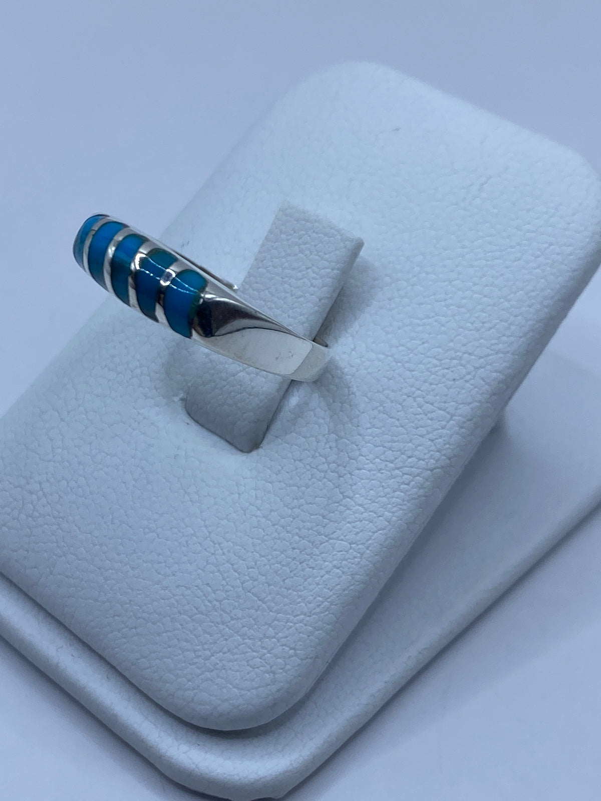Vista frontal del anillo minimalista con turquesa engastada