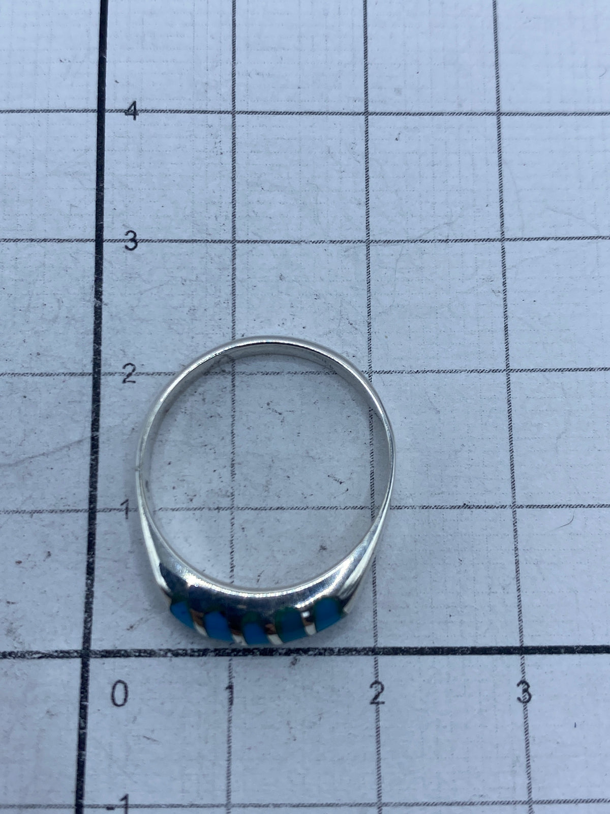 Anillo sobre fondo blanco con hallmark 925 visible