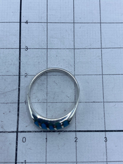 Anillo sobre fondo blanco con hallmark 925 visible