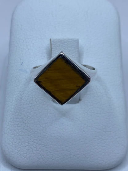 Anillo de plata 925 con piedra café engastada, vista frontal sobre fondo blanco