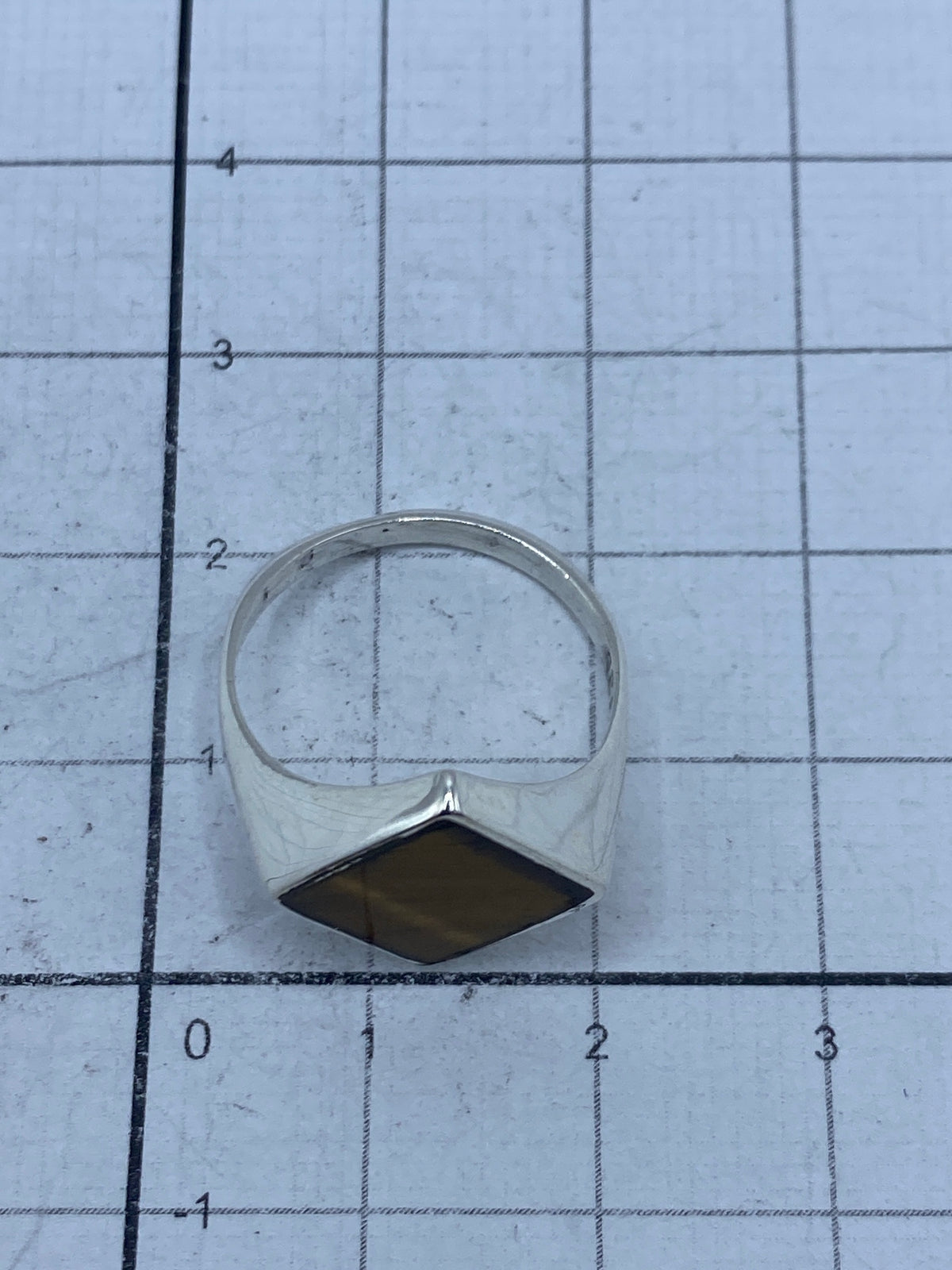 Anillo sobre paño blanco mostrando el Quinto 925 de autenticidad