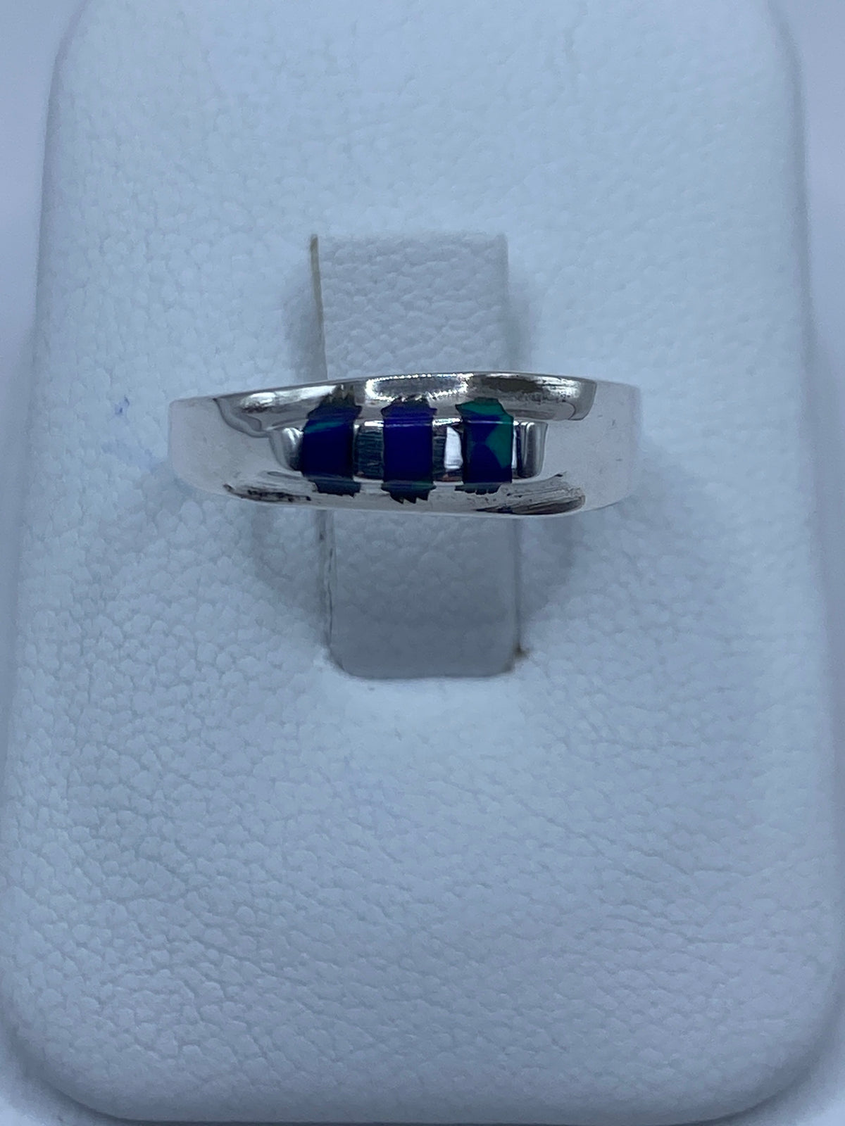 Anillo de plata 925 con piedra azul engastada en banda pulida, vista superior