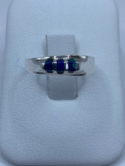 Anillo de plata 925 con piedra azul engastada en banda pulida, vista superior