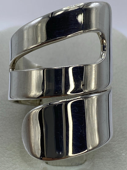 Anillo de plata 925 en técnica de calado, macizo y geométrico, en la mano de una mujer