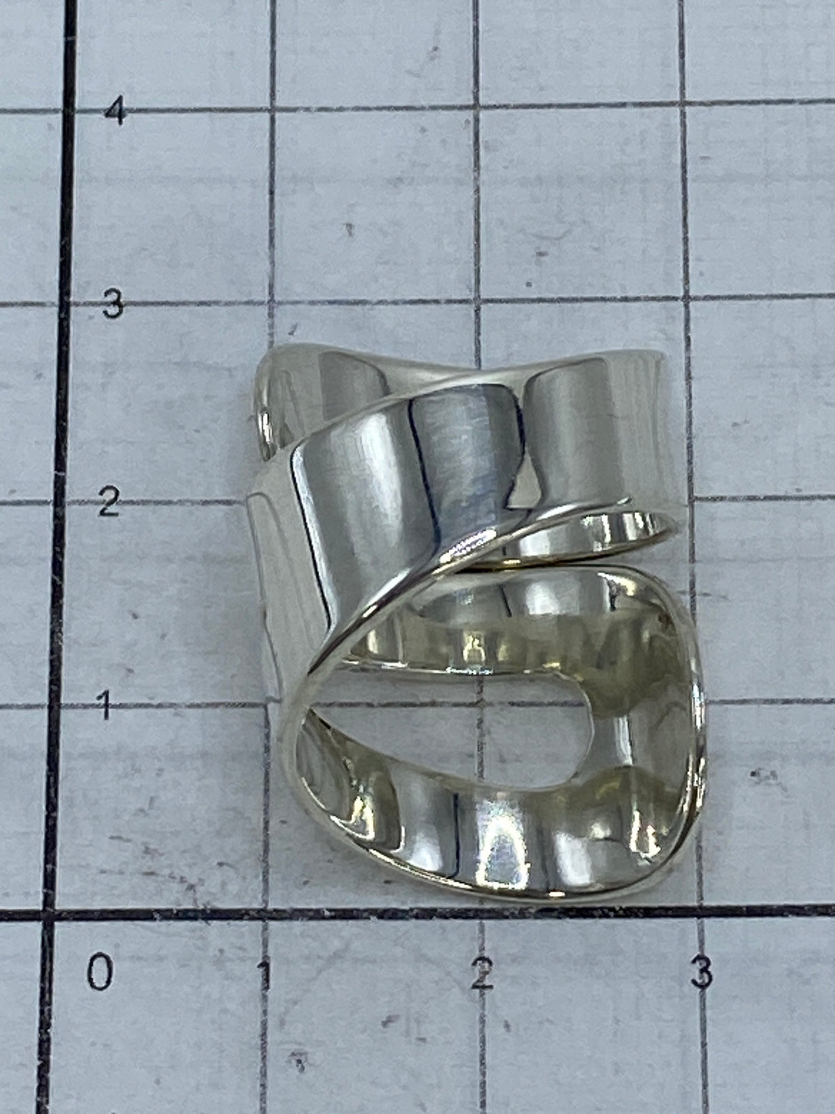 Anillo sobre fondo blanco mostrando el Quinto 925 en el interior