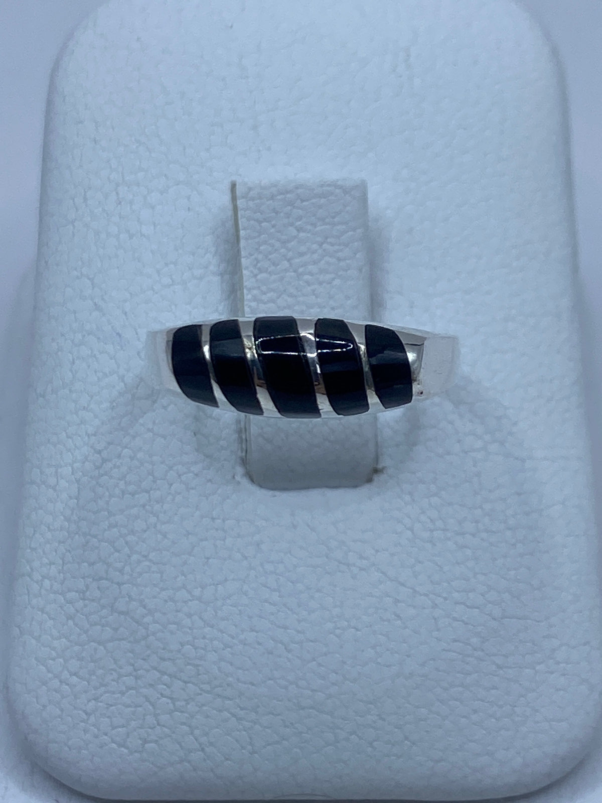 Anillo de plata 925 con ónix negro engastado en patrón de bandas