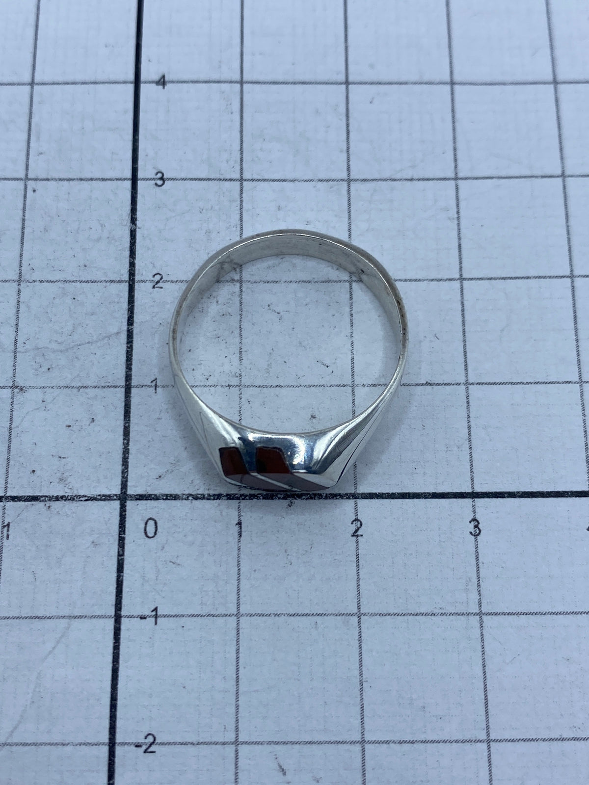 Anillo de plata 925 en dedo, visto desde arriba con medidor para escala