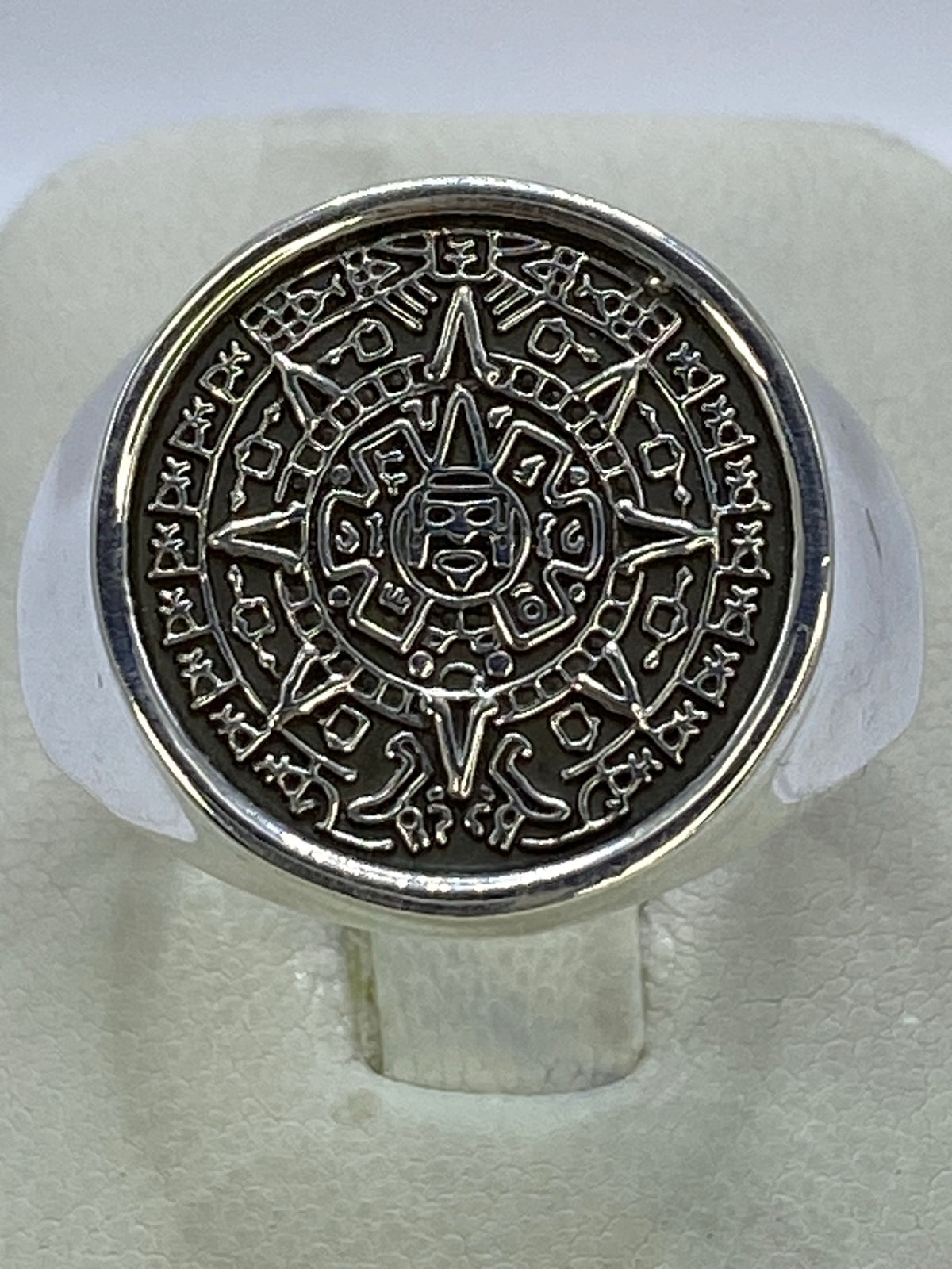 Anillo de plata 950 con Calendario Azteca repujado en relieve, vista frontal
