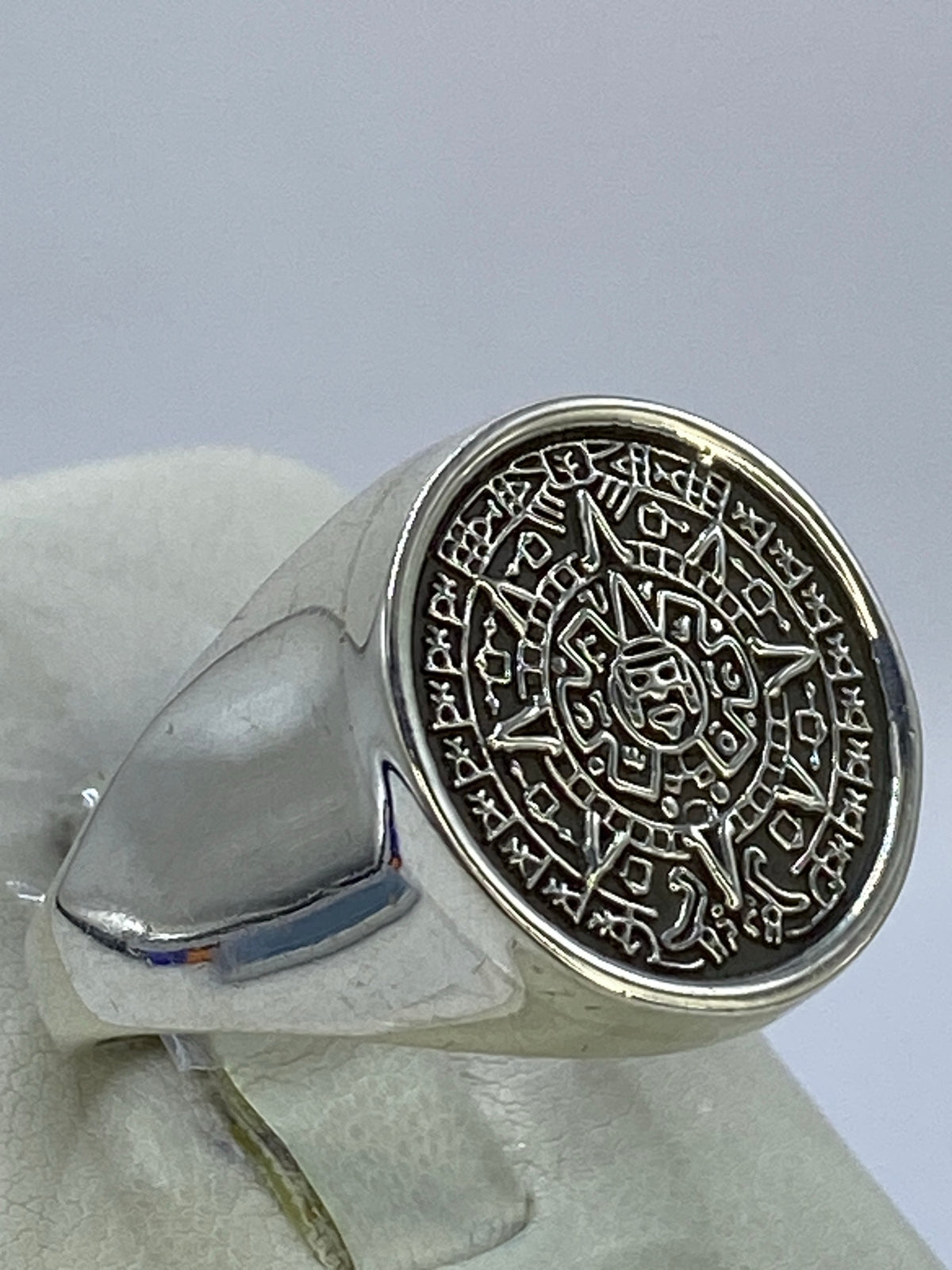 Lado del anillo mostrando el perfil sólido y macizo con el grabado de rayos solares