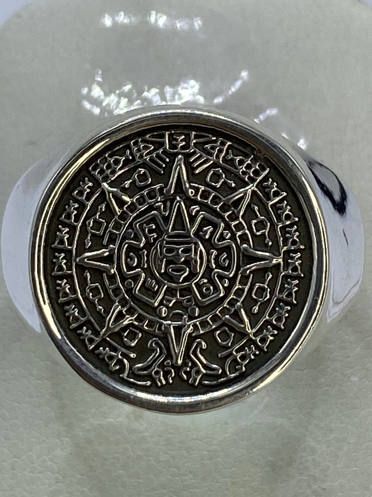 Anillo sobre fondo blanco destacando el brillo espejo de la plata 950