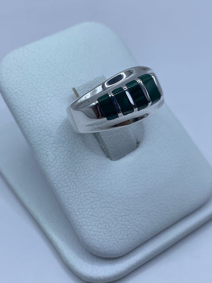 Vista frontal del anillo de plata con bandas de malaquita verde
