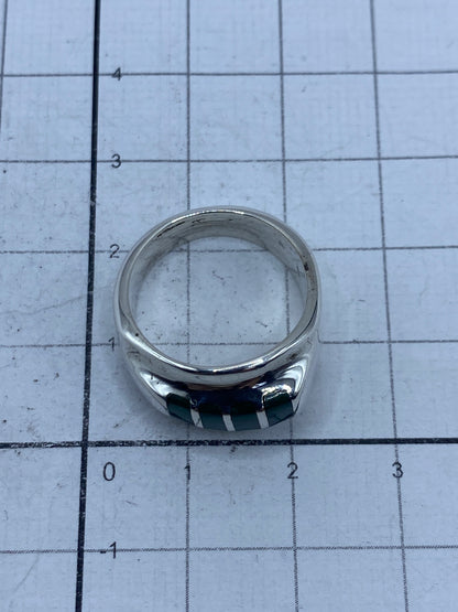 Anillo sobre regla milimetrada mostrando peso de 8.6 gramos y el Quinto 925