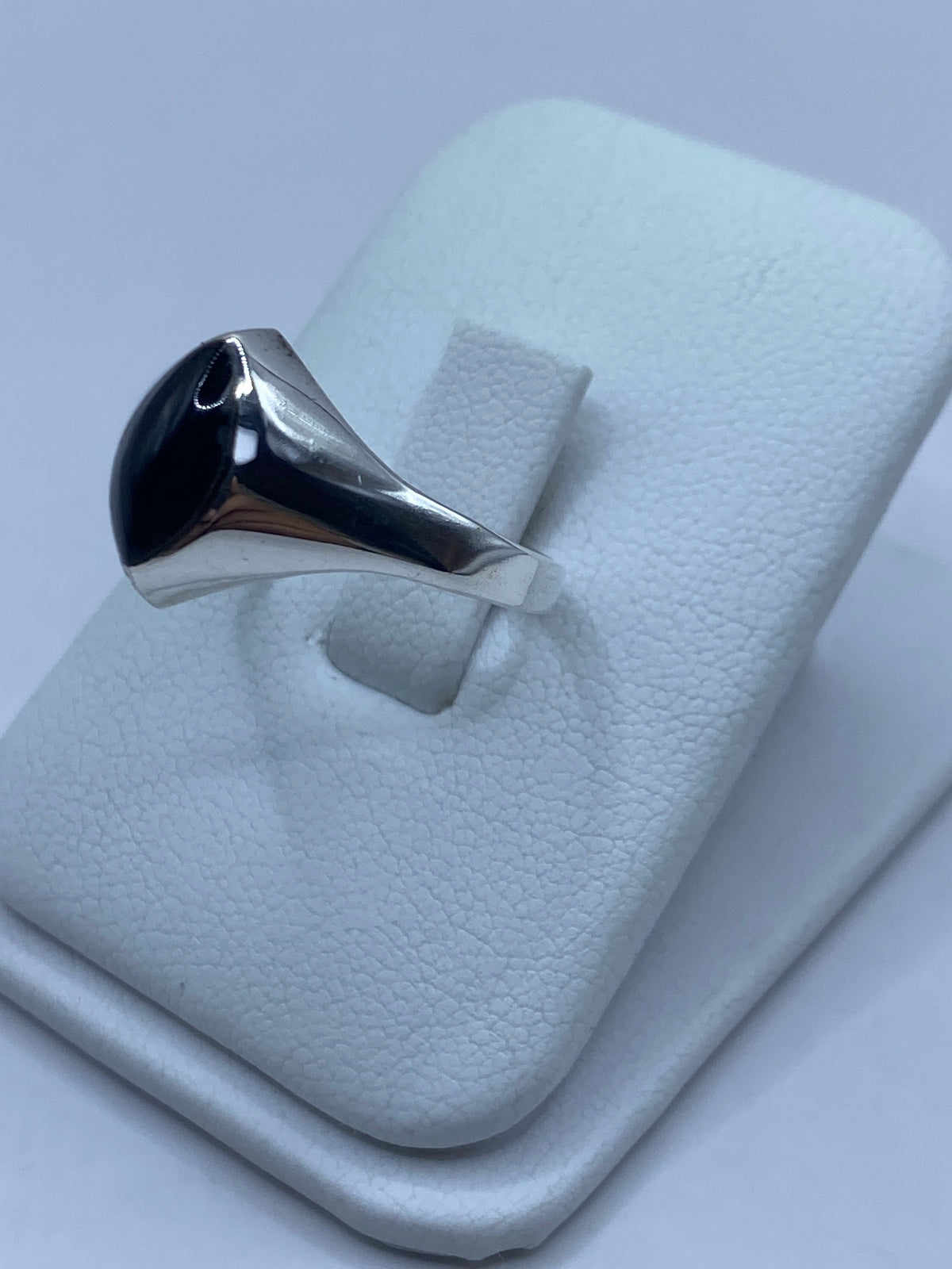 Anillo de plata con ónix negro mostrado sobre fondo blanco