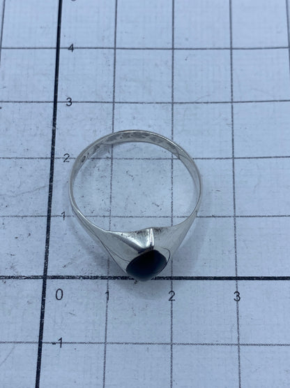 Anillo de plata Taxco con ónix, vista lateral mostrando el Quinto 925