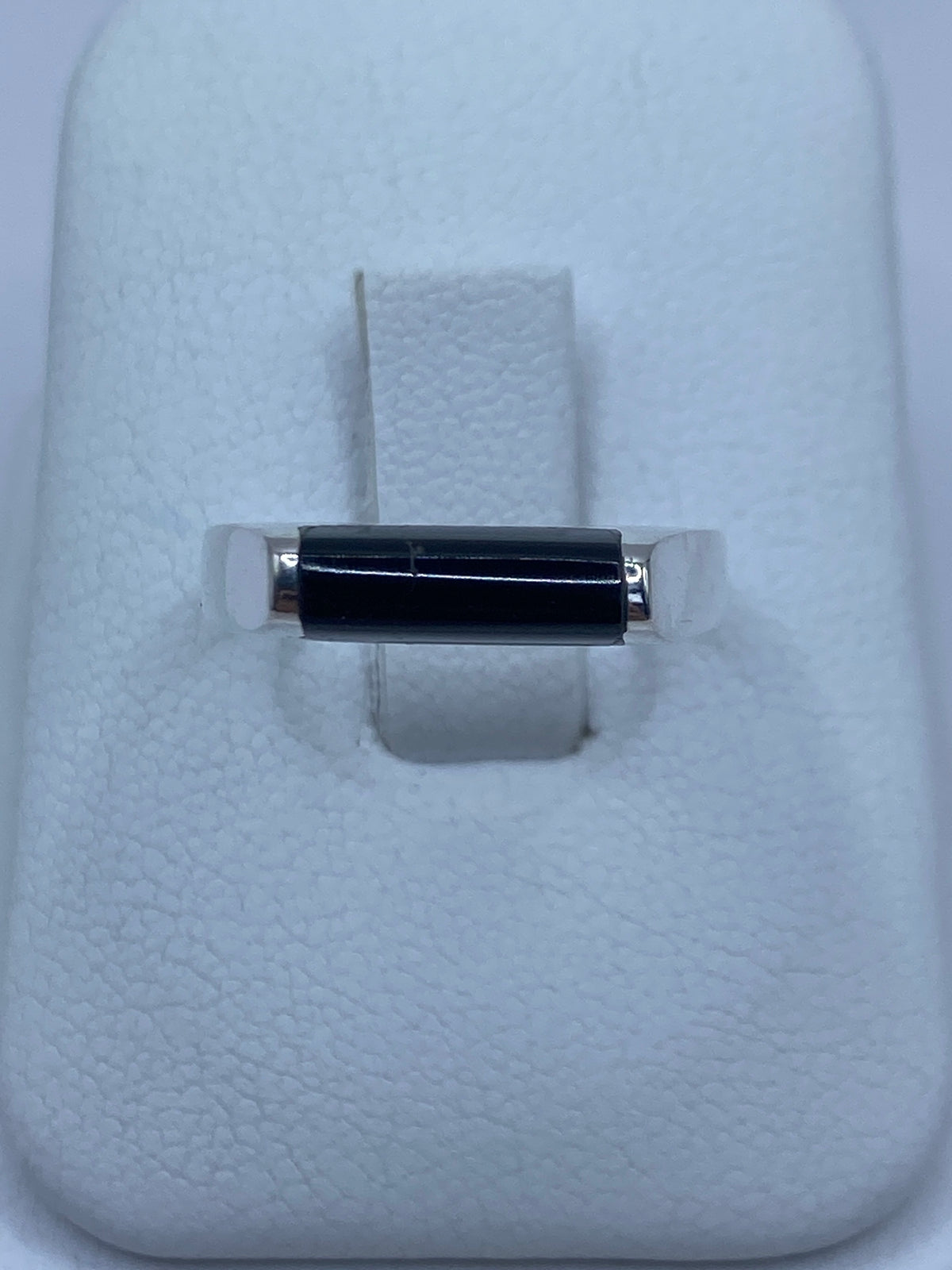 Anillo de plata 925 con ónix negro engastado, visto de frente sobre fondo blanco