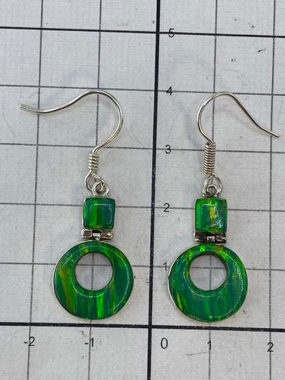 Aretes de ópalo de fuego sobre fondo blanco con marca de autenticidad 950
